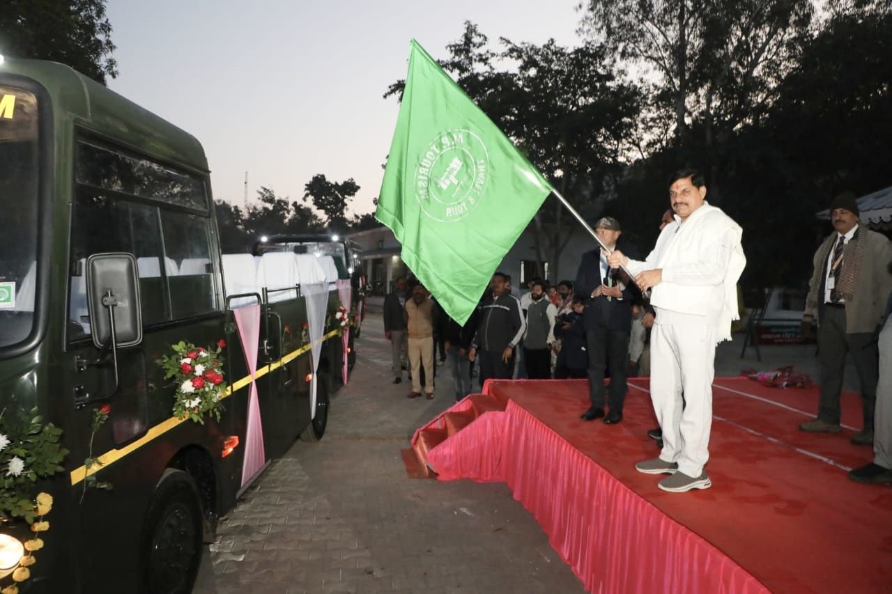 MP Tourism: अब ऑनलाइन बुकिंग की टेंशन खत्म! CM मोहन यादव ने पन्ना में शुरू कीं 10 नई ‘वीविंग कैंटर बसें’; जानें किराया और खासियत
