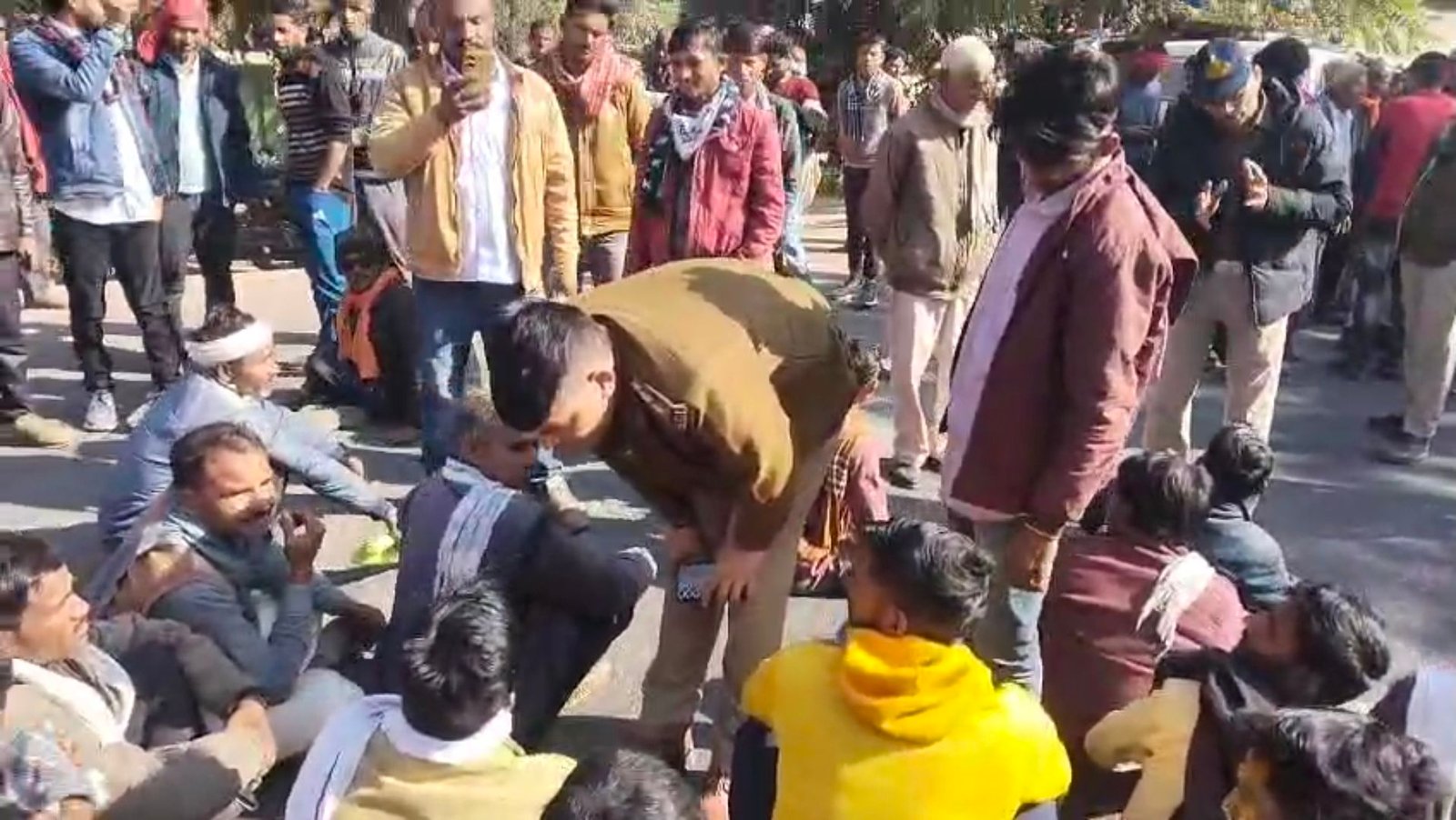 Chhatarpur News: CM के आने से ठीक पहले किसानों ने नेशनल हाईवे किया जाम, खाद की किल्लत से मचा हड़कंप; विधायक ने खुलवाया रास्ता
