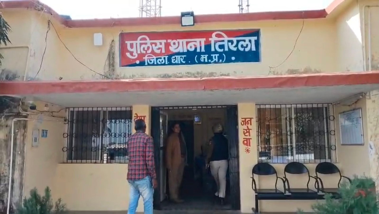 धार में बवाल: अवैध शराब पकड़ने गई आबकारी टीम पर ग्रामीणों का ‘हमला’, गाड़ियों में तोड़फोड़, जान बचाकर भागे कर्मचारी