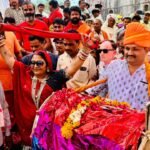 मांडू में  भगोरिया: मांदल की थाप पर थिरके विदेशी सैलानी, केंद्रीय मंत्री सावित्री ठाकुर ने बजाई थाली