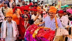मांडू में  भगोरिया: मांदल की थाप पर थिरके विदेशी सैलानी, केंद्रीय मंत्री सावित्री ठाकुर ने बजाई थाली